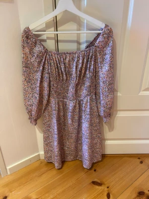 Sommarklänning  - Jättefin sommarklänning som endast är använd en gång, så i nyskick. Storlek 36 🤍