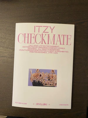 ITZY Checkmate Mini Album - Säljer ITZY:s mini album 'Checkmate' med vit framsida och rosa text. Omslaget har en bild på en krona och innehåller låtlista på baksidan. Albumet är tryckt i Korea och har en modern, stilren design. Perfekt för K-pop fans och samlare.