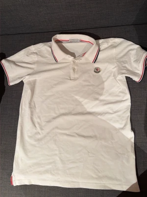 Moncler pike - Hej jag säljer nu min moncler pike för att jag inte använder den längre. Den är i mycket bra sick och är använd max 5 gånger. Skriv om ni har en fråga😊