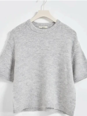 Grå stickad tshirt  - Snygg o skön stickad tröja från Gina Tricot. Använd några gånger men bra skick. Säljer för jag har många liknande o använder inte. Skriv för fler bilder 