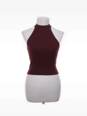 Vinröd halterneck topp - Snygg vinröd halterneck topp med ärmlös design. Tunn och stretchig kvalitet som sitter tight och framhäver figuren. Super snygg och fint skick. Köp direkt för 99kr via köp nu😍