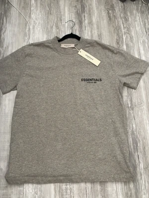 Essentials fear of god t-shirt - Väldigt snygg t-shirt passar perfekt inför sommaren. Lite oversized är den XS sitter som S. Allmänna frågor - jag är här för att hjälpa. 