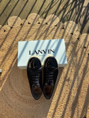 Mörkblåa Lanvins  - Snygga mörkblåa sneakers från Lanvin. Box följes med samt två påsar och extra snören. 