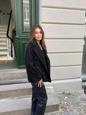 Svart kappa  - SUPER SNYGG Svart kappa från design by si, säljer då den inte kommer till användning ❤️❤️