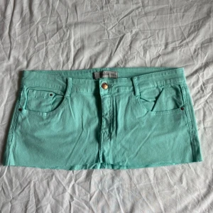 Turkos kortkjol  - Midjemått rakt över: 41 cm längd: 21 cm S/M