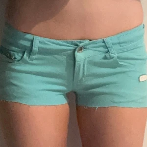 Turkosa jeans shorts  - Midjemått rakt över: 35 cm
