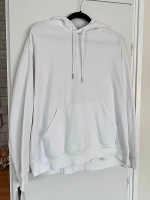 Vit hoodie från H&M, storlek S - Fin vit hoodie från H&M. Blivit lite nopprig på insidan (se sista bilden) men är utöver det fortfarande i bra skick!