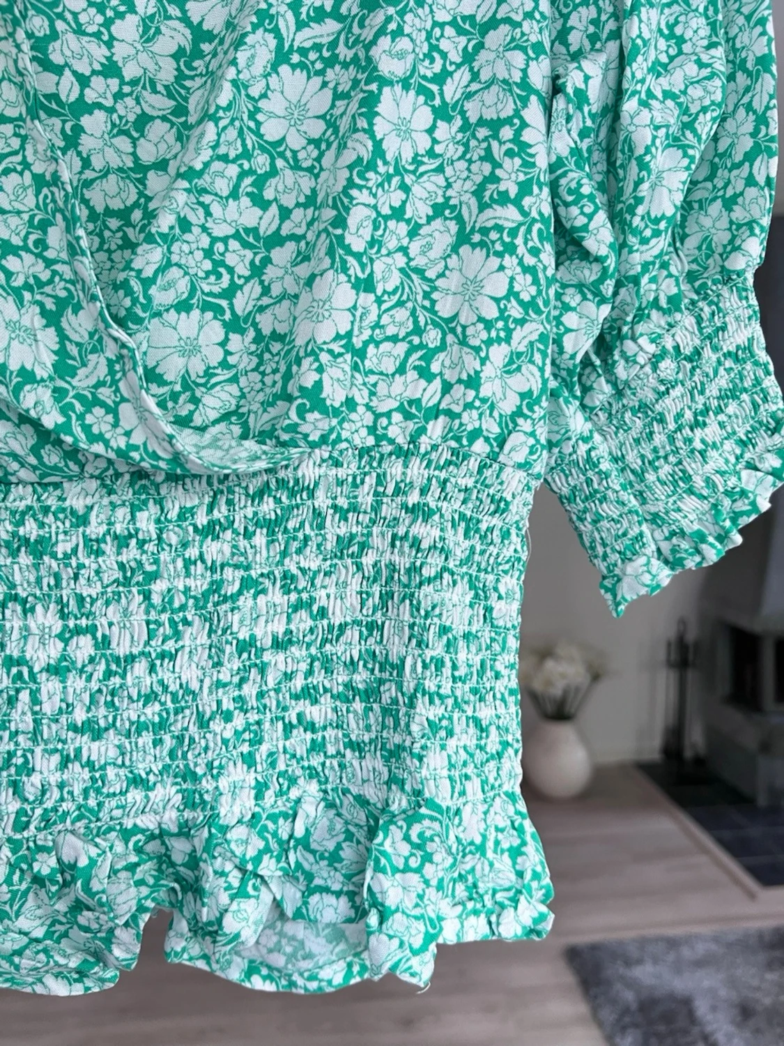 Ljusgrön blommig omlottopp med volang, stl XS - 3