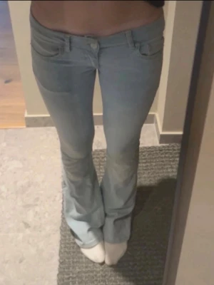 Ljusblå bootcut jeans Nelly - Super fina ljusblåa Lågmidjade bootcut jeans från Nelly i storlek S/36! Har två små hål på insidan (syns inte när man har på sig dom) Annars fint skick. Dom är uppsydda, passar någon som är ca 165! Går självklart att sprätta upp om det skulle önskas! Köp direkt för 299kr via köp nu!!😍😍