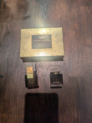 Rituals The Iconic Collection parfymset - Lyxigt parfymset från Rituals                                       den till vänster heter L'Essentiel och är oanvänd.      Den till höger heter Voyage d'Ombre och är öppnad för att lukta på. Säljer nu både då jag har hittat min parfym  ny pris 499 