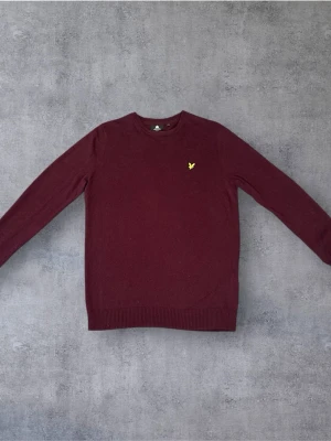 Vinröd tröja från Lyle & Scott - Storlek: M | Skick: 9/10 | Nypris 1000+ kr | Skixkas samma dag som köp | Skriv vid minsta lilla fundering | 