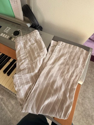 Beige randiga pyjamasbyxor - Jättefina pyjamasbyxor från lager157 i stl 150 som tyvärr är för små för mig. De har snöre i midjan och både framfickor och bakficka😍lin och viskosblandning✨passar xxs