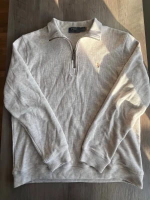 Beige quarter zip från Polo Ralph Lauren - Säljer en snygg Polo Ralph Lauren quarter zip🙌🏻| Skick 9.5/10🔥| Skriv vid minsta fundering 💭 