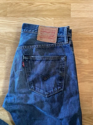 Levi's 501 jeans - Säljer ett par sköna Levis i modellen 501. Dem har lite tecken på användning med verkligen inte slitna, storlek w31 l32. Bara skriva vid mer information 👍