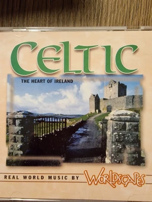 Worldones Celtic The Heart of Ireland CD - Worldones Celtic The Heart of Ireland CD med keltisk musik. Albumet innehåller traditionella irländska och keltiska låtar, bland annat Galway Bay, The Rose of Aranmore, Moonlight in Mayo, Country Medley, The Rose of Tralee, Green Gravel Green Gravel, Maid of Ballywood, Calabar, As I Walked Out, A Maid Again I Shall Never Be, The Irish Girl, Whistle in the Jar, Mursheen Durkin, The Town of Gown Down, Carrickfergus, Black Velvet Band, Sally Go Hestels och Three Grey Geese. CD i plastfodral med try