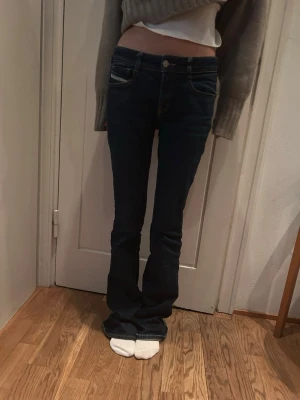 Mörkblå bootcut jeans med kontrastsömmar - Jätte snygga Diesel jeans, använda 3 gånger. Passar S/XS