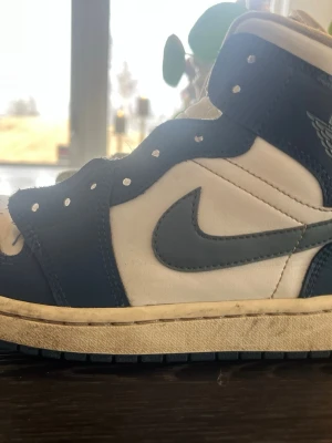 Jordan Air 1 - Säljer mina blåvita Jordans i väldigt bra skick. Är lite vitt på sulan pga lite slit, men dem är i storlek 41. Pris kan diskuteras, hör av er vid frågor!! Skosnören följer ej med!