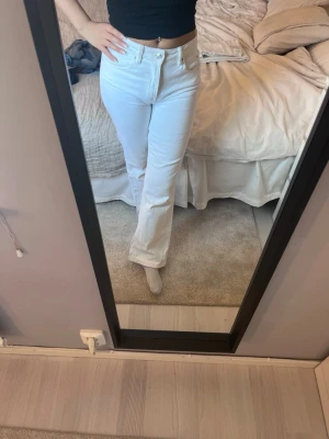 Classic boot jeans från Gina tricot - Säljer ett par vita jeans från ginatricot i storlek 36. 