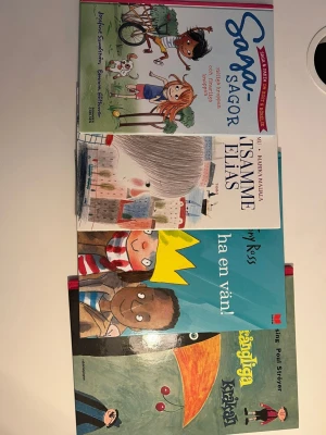 Barnböcker: Saga-sagor & fler titlar - Säljer ett paket med fyra färgglada barnböcker inom skönlitteratur. Bland titlarna finns 'Saga-sagor', 'Pratsamme Elias', 'Jag vill ha en vän!' och 'Den krångliga kråkan'. Böckerna har hårda pärmar med lekfulla illustrationer och passar perfekt för högläsning eller egen läsning.