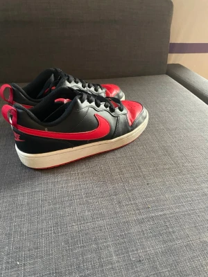 Svarta Nike med röda detaljer  - 🔥 Snygga sneakers i svart/rött 🔥    Säljer ett par stilrena sneakers i svart och rött. Perfekta till både vardag och streetwear ✨    👟 Storlek: 40-41 👟 Skick: Använda men i bra skick   👟 Färg: Svart med röda detaljer och vit sula   👟 Bekväma och passar till allt    Pris: 300kr   Kan mötas upp eller skickas 📦    Hör av dig vid intresse! 💌