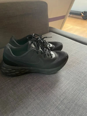 Svarta Nike  - Här är en mycket kortare annons: Säljer svarta Nike React – bubbelsula! 👟🖤 Helkolsvarta, React-foam (tjock & mjuk). Bra skick, sulan spänstig, ingen stor slitage. Storlek: 41-42 Pris: 700 kr Frakt/hämt  Perfekt för promenad/gym – känns som moln! Hör av er vid frågor  