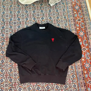 Svart sweatshirt från Ami Paris - Snygg svart sweatshirt från Ami med ett rött hjärta broderat på bröstet. Har äkthetsbevis och den passar s/m