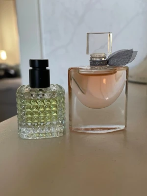 Två miniatyr-parfymer - Valentino Born in Roma green stravaganza 6ml edp och Lancôme la vie est Belle 4ml edp. Oanvända!