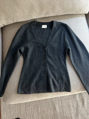 Stickad kofta - Jättefin stickad kofta från H&M! Nästan aldrig använd i storlek xs🥰