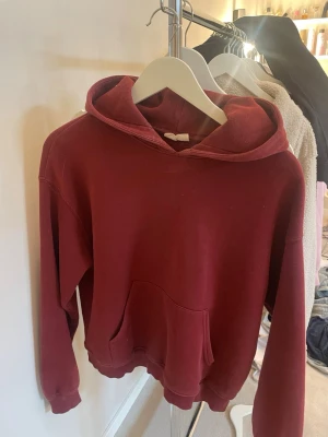 Vinröd hoodie Gina - Säljer en vinröd hoodie från Gina.
