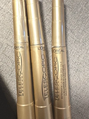 L'Oréal Telescopic Mascara guld - L'Oréal Telescopic Mascara i elegant guldfärgad tub. Ger längd och definition till fransarna med en smal och precis borste. Perfekt för dig som vill ha långa och separerade fransar. Snygg och stilren design som är enkel att ta med i väskan.