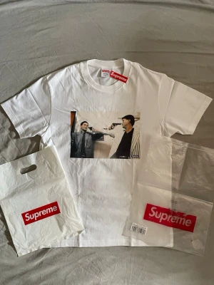 Supreme t-shirt - Vit Supreme t-shirt endast testad, påsar och tag medföljs. 