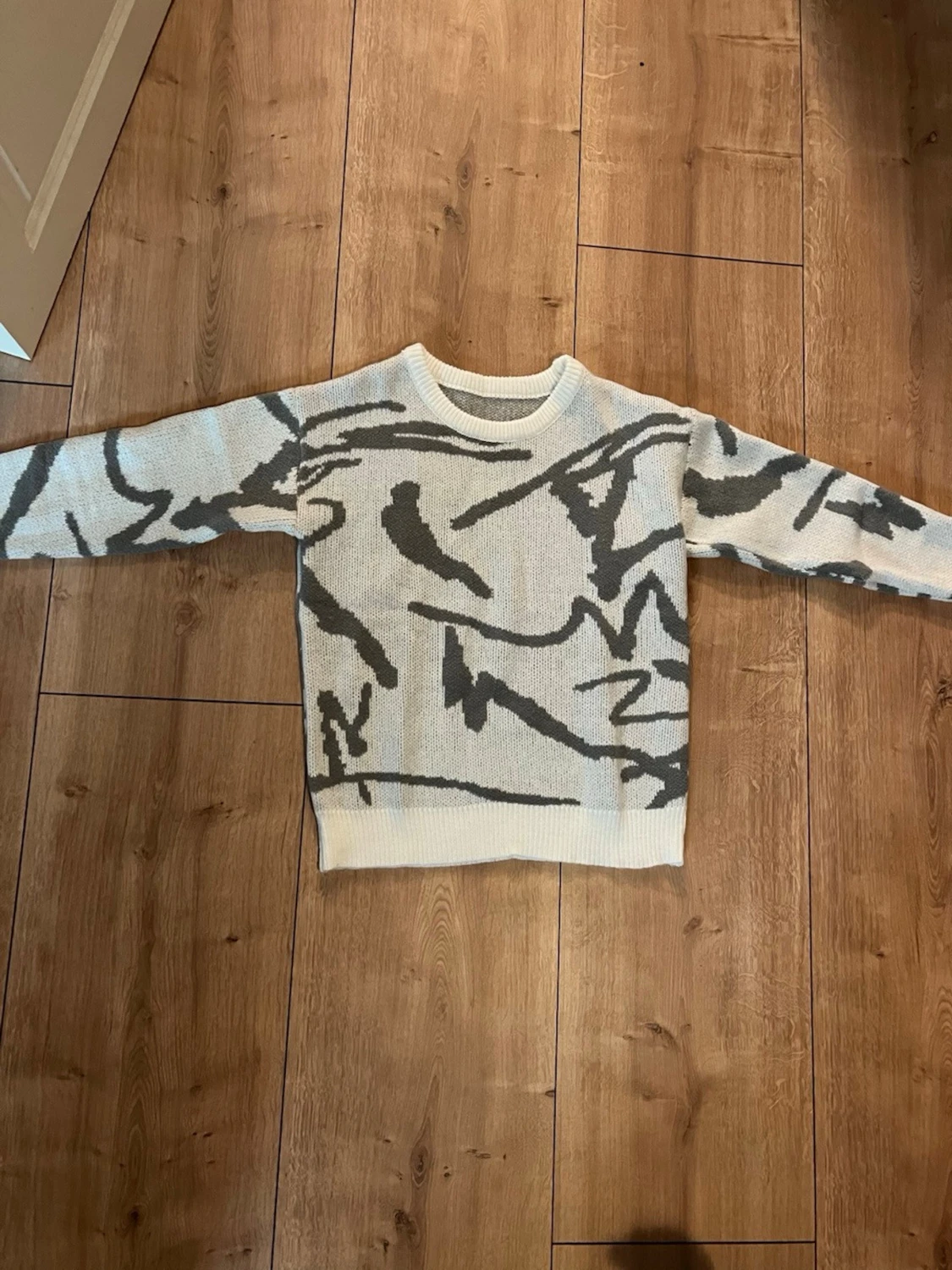 Vit och grå stickad tröja med mönster