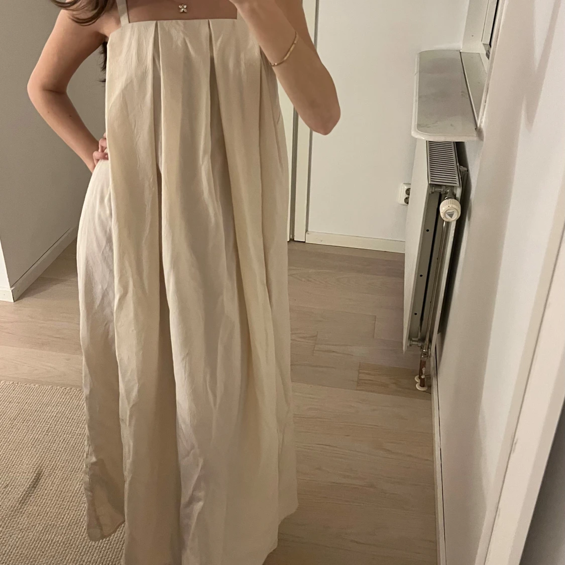 Beige långklänning med breda axelband