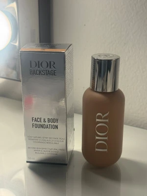 Dior Backstage Face & Body Foundation 2N - Säljer denna flytande Dior Face & Body Foundation i nyansen 2N. Förpackningen innehåller 50 ml. Jag säljer den för det pris jag köpte den för, vilket är 20% billigare än ordinarie priset!! (Se kvitto). Den är  oöppnad och säljer den pga att jag köpt fel nyans… skriv om du har andra frågor! 💕