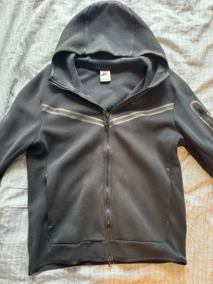Nike tech hoodie - Svart Nike tech hoodie. Har både i storlek M och S. 