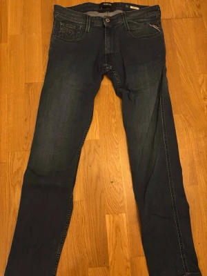 Mörkblå jeans från Replay - Snygga mörkblå jeans från Replay. Byxorna är i jätte bra skick. De är storlek 32:32. Skriv vid frågor eller funderingar. Pris ej hugget i sten.