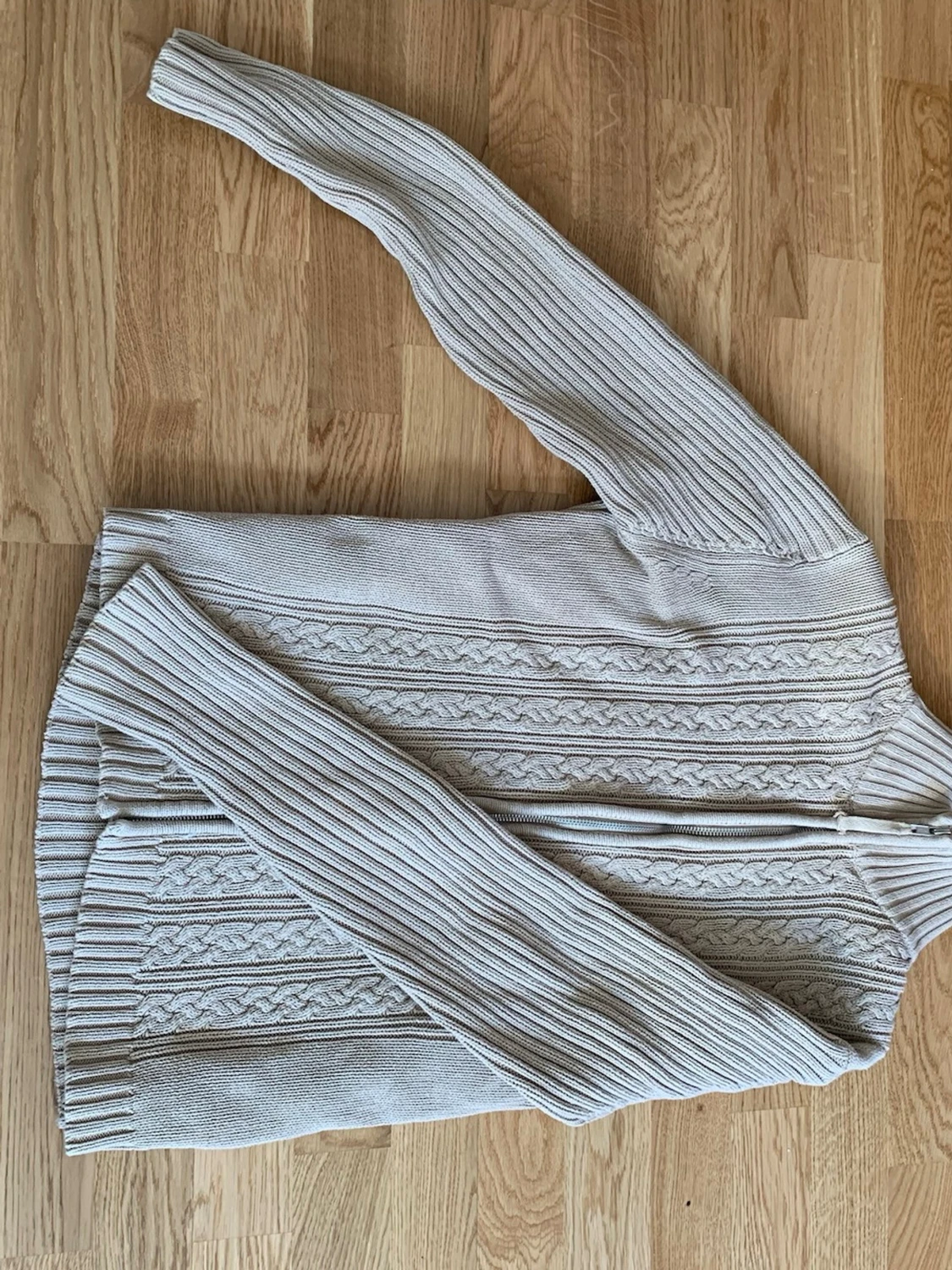 Beige kabelstickad kofta med dragkedja - 3