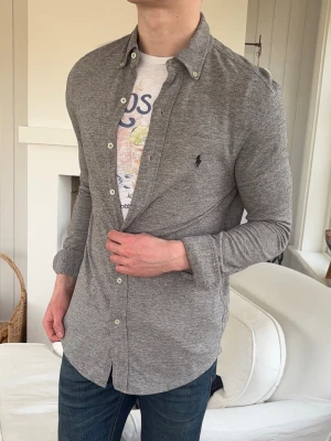 ralph lauren featherweight mesh skjorta - modell: 182cm 72kg, storlek Small