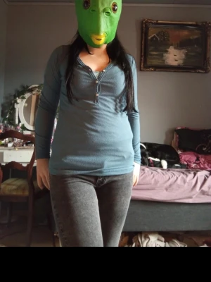 Farfar 2000s tröja - Har fettfläckar. Säljer på vinted också. Storlek S🪷