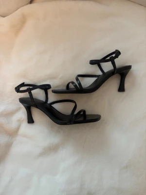 Svarta klackar  - Klackskor från pull and bear. Bara använda någon gång