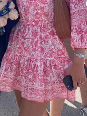  Ny Rosa blommig kortklänning från ZARA - Supersöt kortklänning från ZARA i vitt och rosa med blommigt mönster. Klänningen har krage, v-ringning och trekvartsärmar med resår. Tillverkad i ett luftigt linnematerial och har markerad midja samt volang i kjolen.