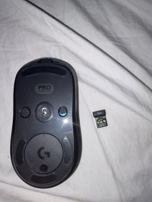 Logitech G Pro trådlös gamingmus - Säljer en svart Logitech G Pro Wireless gamingmus med tillhörande USB-mottagare. Musen har en stilren och ergonomisk design med Logitechs G-logga på ovansidan. Perfekt för gaming och trådlös användning.