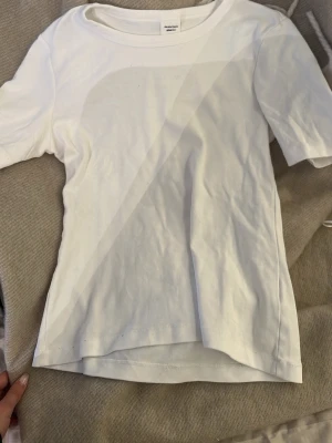 T-shirt vit  - Ny vit t-shirt köpt från gina i höstas. Tjockare material. 