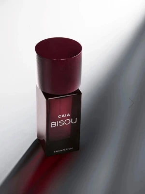 CAIA Bisou Eau de Parfum - Säljer en CAIA Bisou Eau de Parfum. Flaskan är mörklila och rektangulär med silverdetaljer och ett matchande mörkt lock. Elegant design som känns lyxig och modern, perfekt för dig som gillar snygga parfymflaskor i badrumshyllan. Oanvänd 