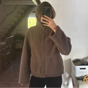 Teddyjacka Lager157 - Hej! Säljer denna mysiga bruna teddyjackan från Lager157 i storlek S, eftersom den är lite liten på mig! (Lånad bild). Prislappen är kvar och den är helt ny, aldrig använd bara testad.  Hör av er vid fler bilder 💞💞