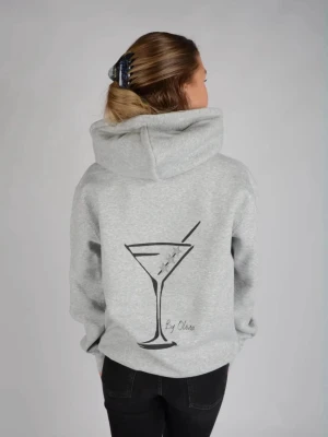 Grå festlig hoodie  - Snygg grå hoodie från By Olivia med ett festligt tryck på ryggen. Perfekt till alla tillfällen och jätteskön! Aldrig använd och säljer pga att de inte kommer till användning💗nypris runt 600 kr💗