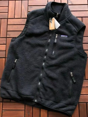 KÖP EJ! Intressekoll: Patagonia Retro Pile Väst (Svart)  - INTRESSEKOLL! Tryck EJ på köp. Får in en (1) helt ny svart Patagonia Retro Pile (NWT) i storlek Medium i början av april. Denna färg är extremt eftertraktad och svår att få tag på! Pris: 1249 kr. Skicka DM direkt för att förhandsboka och säkra den innan den landar. Först till kvarn gäller! 🤝