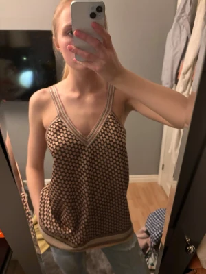 Beige och brun mönstrad linnetopp - Säljer en snygg linnetopp med beige och brunt geometriskt mönster. Likar missoni. 