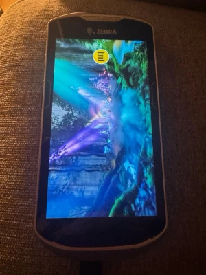 Zebra robust mobiltelefon svart/grå - Säljer en Zebra mobiltelefon med robust design i svart och grått. Telefonen har en stor pekskärm och tydliga kanter, perfekt för dig som vill ha en tålig lur. Märket Zebra är känt för sina slitstarka modeller, ofta använda i tuffare miljöer.