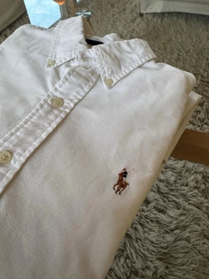 Ralph Lauren Skjorta Vit - Mycket fint skick. Inga skavanker. Mått: •Axel-Axel: 44cm •Axel-midja: 61cm •Armhåla-Armhåla: 46cm  Hör av dig vid frågor eller funderingar! Skickas senast 24 timmar efter frakt🫶